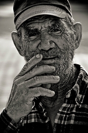 "A menina dá-me um cigarro?" 