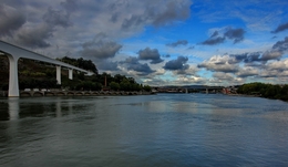 O Rio, A Ponte, As Nuvens  
