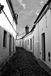 Calçadas e paredes caiadas de  branco 