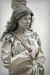 woman statue 