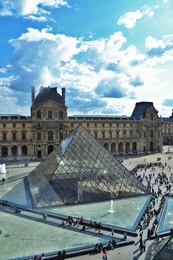 A pirâmide parisiense 