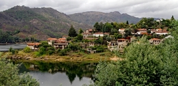 Gerês - Aldeia no estuario da Caniçada 