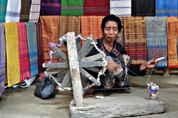 Merajut kain...Suku Sasak, Lombok 