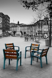 Cadeiras vazias em praça vazia 