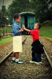 Cheerfulness brother and younger brother 