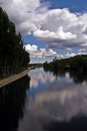 Entre o rio e o céu___as nuvens! 