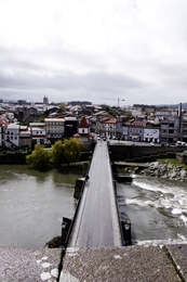 Atravessar a ponte__________para Barcelinhos! 