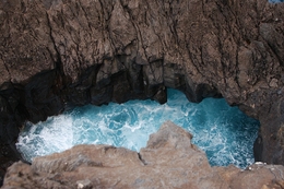 pedra preta e mar azul 