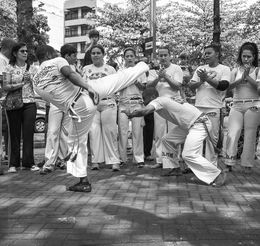 Jogando Capoeira 