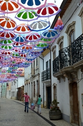 A rua dos guarda chuvas coloridos... 