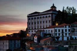 Paço Episcopal do Porto sob a luz do poente 