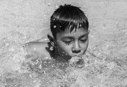 Criança nadando_ 