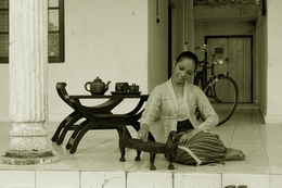 Javanese women and traditional games 