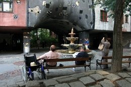 Hundertwasserhaus Viena - Junto à fonte 