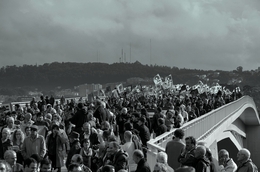 A manifestação atravessa a ponte___ 