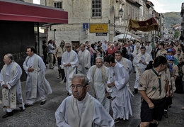 Padres na procissão 