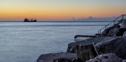 Um barco num mar crepúsculo 