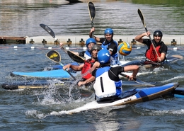 ação no kayak polo 
