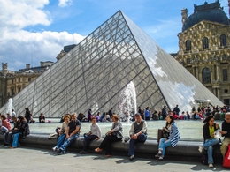 Pirâmide do Louvre. 