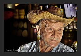 Seu Carmindo,  o dono do Bolicho 