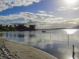 E o sol brilha na Laguna. 