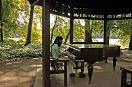Cristina e o piano_______no Jardim 