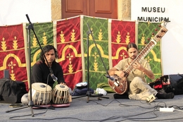 TOCADOR DE SITAR NO FESTIVAL ALMOSSASSA 2013  