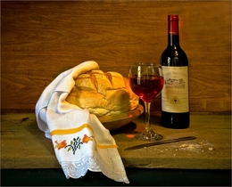 Pão e vinho sobre a mesa 