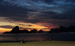 Cai a noite sobre a cidade do Rio de Janeiro. 