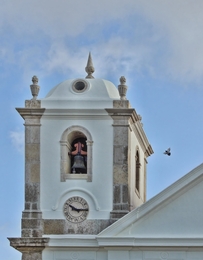Toca o sino na torre da Igreja 