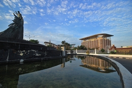 Tugu Zapin dan Gedung 9 Lantai 