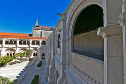 NOS CLAUSTROS DO MOSTEIRO DE ALCOBAÇA 