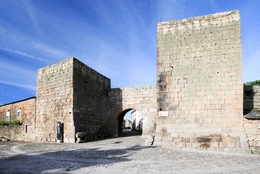 PORTAL DE ENTRADA EM CASTELO MENDO 