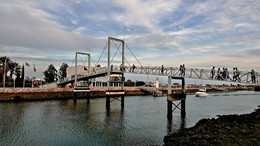 Á ponte é uma passagem, pr'a outra margem 