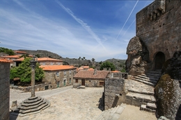 PELOURINHO E PORTA DO CASTELO - SORTELHA 