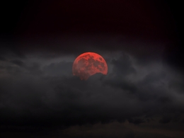 O nascer da lua vermelha 