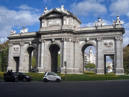 Puerta De Alcalá ( Madrid ) 