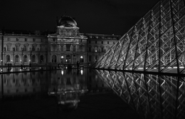 Louvre à noite 
