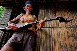 Bermain Alat Musik Tradisional 