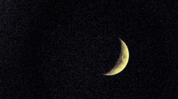 Lua em noite estrelada 