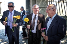 Homens, sorrisos e flores 