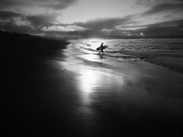 O surfista só, à procura de Liberdade . 