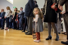 A menina na exposição 