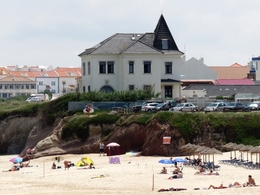 Com vista para a praia. 